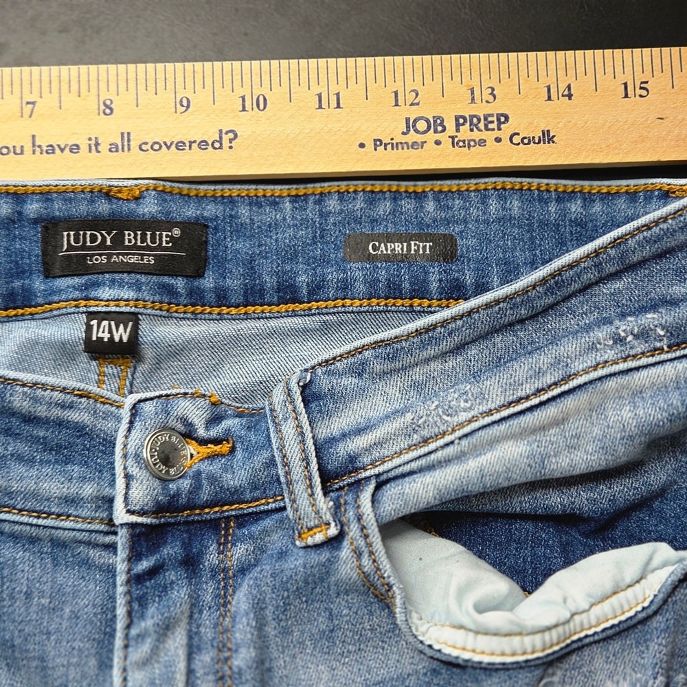 Judy Blue Capri Jeans Womens 14W Blue Excellent Distressed Frayed Hem Denim - Picture 6 of 12